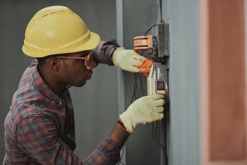 Électricien au travail sur un chantier